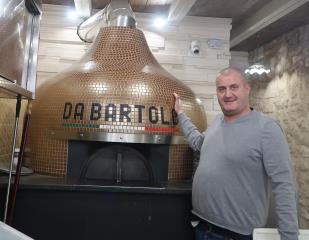 Bartolo Russo, devant le four construit sur mesure pour son nouveau restaurant, Delizia