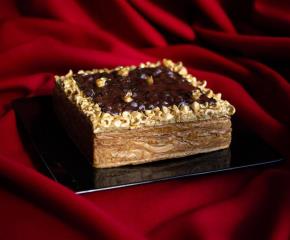 De forme carrée, la galette des rois aux saveurs de chocolat, a été réalisée par Benoît Gressent,...