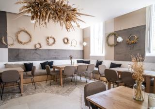 La salle du restaurant Les Abeilles compte 40 couverts (et 40 autres en terrasse)