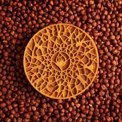 Casse-Noisette est la galette de Nina Métayer. Sur le dessus, est posée une délicate tuile...
