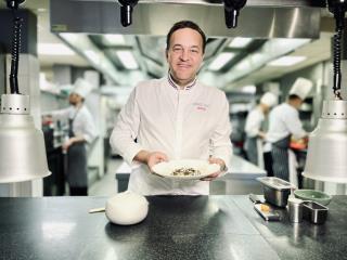 Emmanuel Renaut, MOF et chef propriétaire du restaurant 3 étoiles Le Flocons de Sel à Megève,...