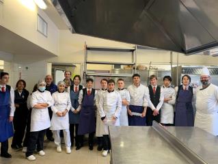 Equipe pédagogique et élèves de Martin Bret, unis pour 'Les cuisines solidaires'