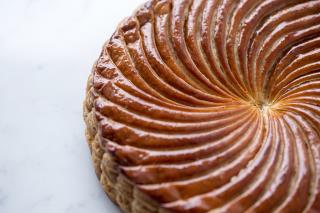 Cyril Lignac propose une galette au beurre des Charentes à la crème d'amande ou au gianduja.