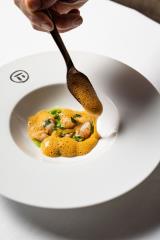 Velouté de petit pois, gambas de Palamos au beurre noisette, bourse d'orange, julienne de céleri...