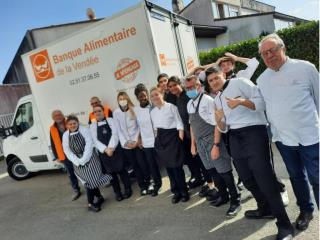 La généreuse équipe d'Edouard Branly devant le camion de la Banque Alimentaire dde Vendée