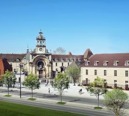 La Cité se situe dans un ancien hôpital, érigé au coeur de Dijon à l'orée du XIIIe siècle.