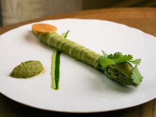 L'asperge telle qu'elle est servie au Bellefeuille, la table gastronomique de l'hôtel Saint James à...