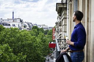 Le Scribe dispose de balcons sur deux étages de sa façade.