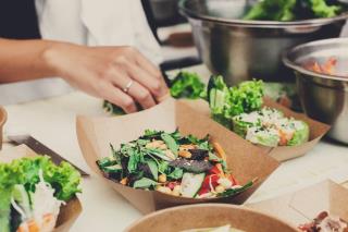 Maintenez l'activité, même réduite, et profitez-en pour initier vos clients – en livraison ou à emporter – à la cuisine vitalité, importante pour renforcer les défenses immunitaires.