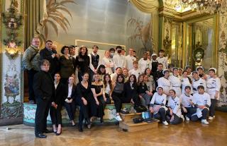 Etudants et enseignants à l'ambassade d'Italie pour un apéritif gourmand, concocté avec 'une...