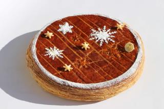 Matthieu Carlin, chef pâtissier de l'Hôtel de Crillon, propose sa galette des rois à la frangipane recouverte de flocons de neige.