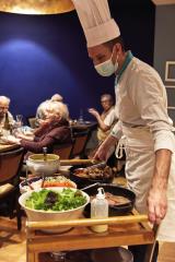 L'un des chefs de restaurants de résidences service pour seniors par Sogeres