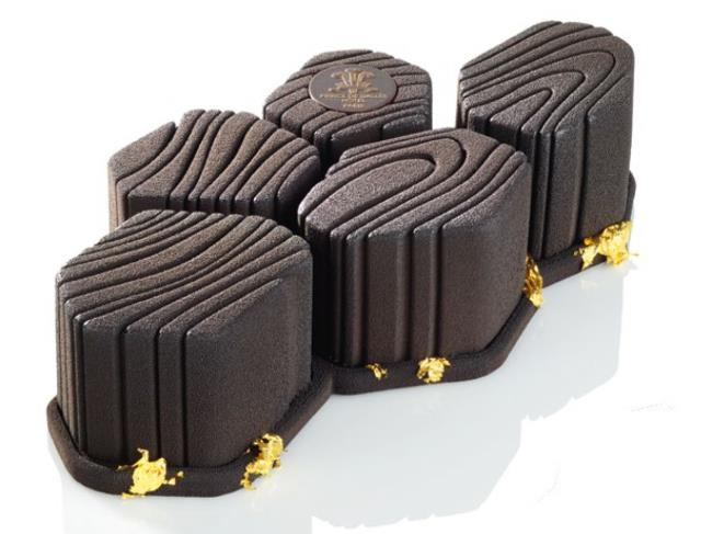 La bûche du Prince de Galles se révèle très réaliste. Elle s'intitule Tison, une création du chef pâtissier Tristan Rousselot.