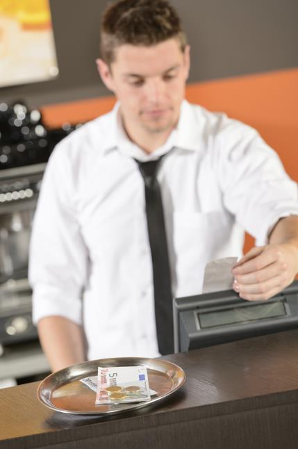 Le client passant de moins en moins de temps à table, la tendance est de l'inviter à régler l'addition à la caisse quand il sort.