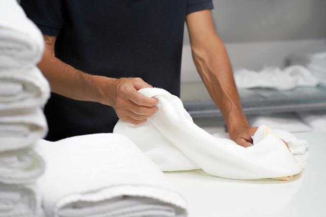 Un lavage des mains très régulier est fortement recommandé quand on manipule du linge propre. Pour la réception du linge sale, le personnel doit être équipé de tenues protectrices (masque, gants, surblouse).