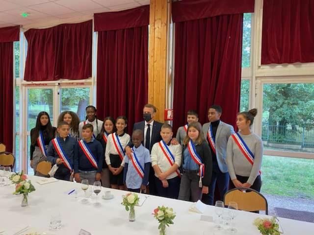 Les jeunes autour du président de la République