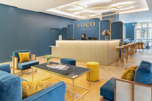 La réception de l'hôtel Voco Paris Montparnasse.