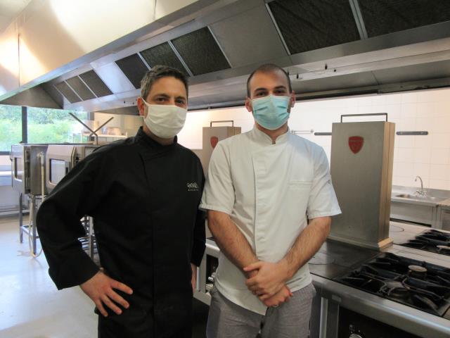 Lucas Remond (à droite) et son coach Gwénaël Boudier, professeur de cuisine au lycée.