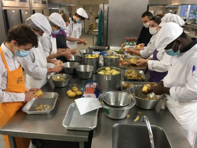 Préparation des plateaux-repas les 1CAP Cuisine, 1PROA Cuisine