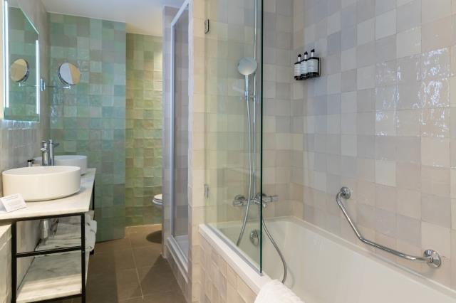 La salle de bains d'une Junior Suite.