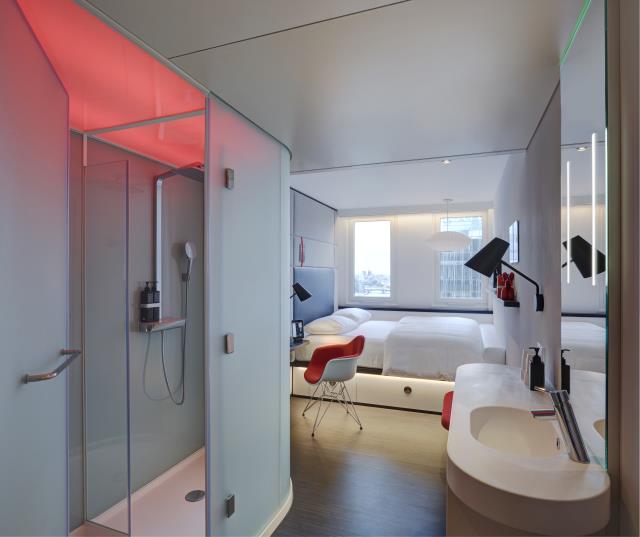 Dans les hôtels citizenM - ici Gare de Lyon, à Paris (XIIe) -, check-in, check-out, ouverture de chambre ou autre commande au room-service se font à partir du smartphone de chaque client..