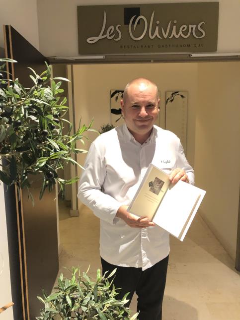 Jérémy Czaplicki, chef au restaurant étoilé Les Oliviers à Bandol, a inauguré une série de dîners à 4 mains 'virtuels' imaginés par Frenchefs.