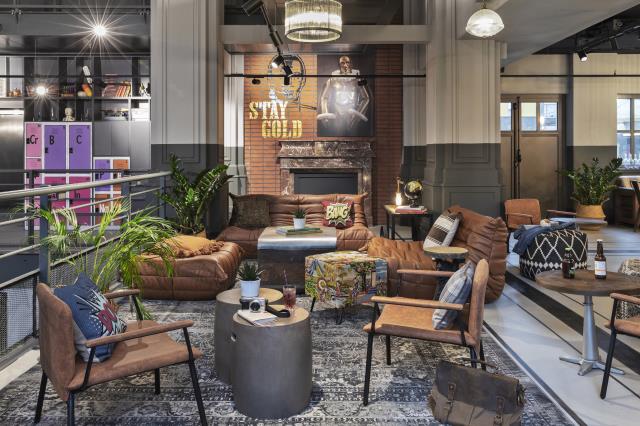 Le décor du Moxy Lille City mêle teintes et motifs flamands à des graffitis réalisés par l'artiste local Logik.