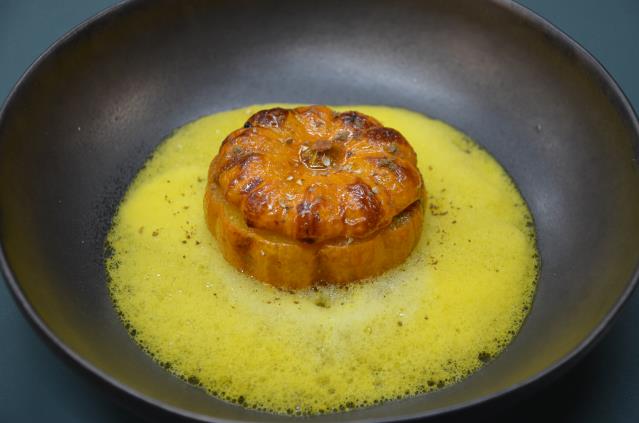 Saint-Jacques rôtie, espuma de courge truffée, vierge de pomme dans une courge Jack be Little