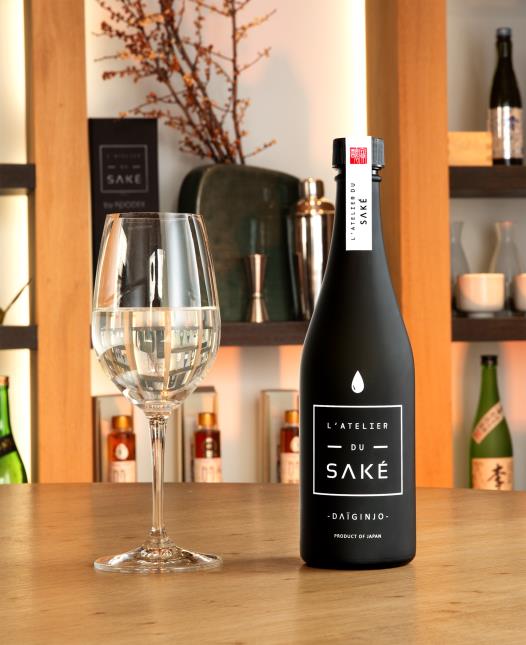 Design sobre et épuré pour la nouvelle bouteille de 500 ml de L'Atelier du Saké, distribuée par Foodex.