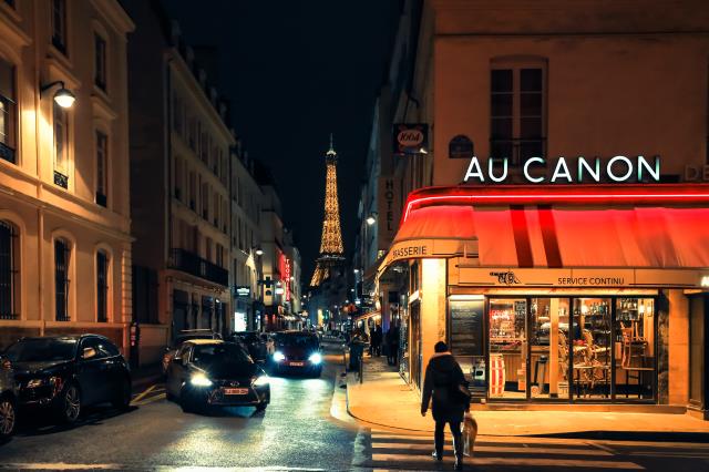 Un café parisien, de nuit