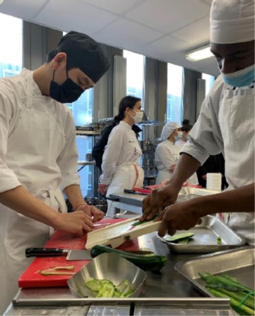 Les élèves de Tirel, reproduisait les recettes en même temps que le chef  : les élèves en action