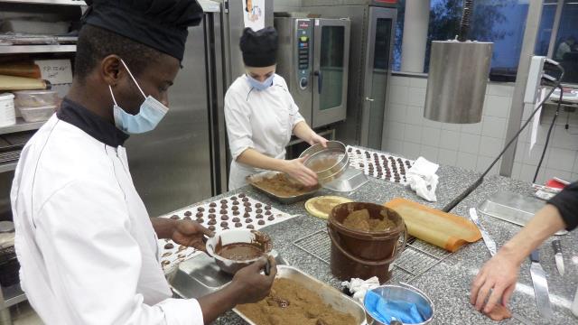 élèves et apprentis du lycée Jules Le Cesne avec les résidents de l'EHPAD Les Charmettes de Gonfreville l'Orcher