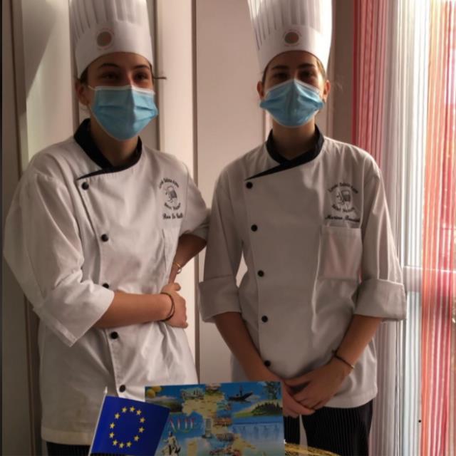 Deux étudiantes Terminale Section Européenne options Cuisine