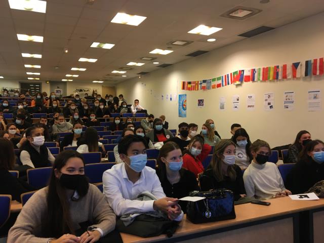Un public d'élèves de bac pro très attentif