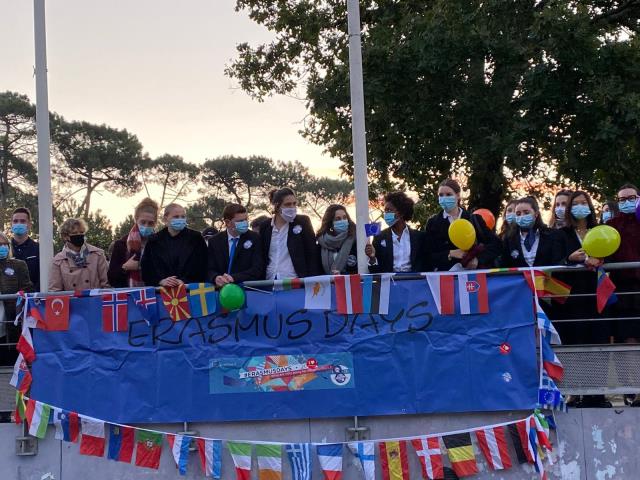 levée de drapeaux aux couleurs de l'europe