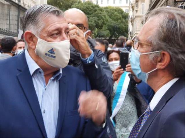 Bernard Marty (à gauche) relaye l'énorme colère des restaurateurs et des bars.