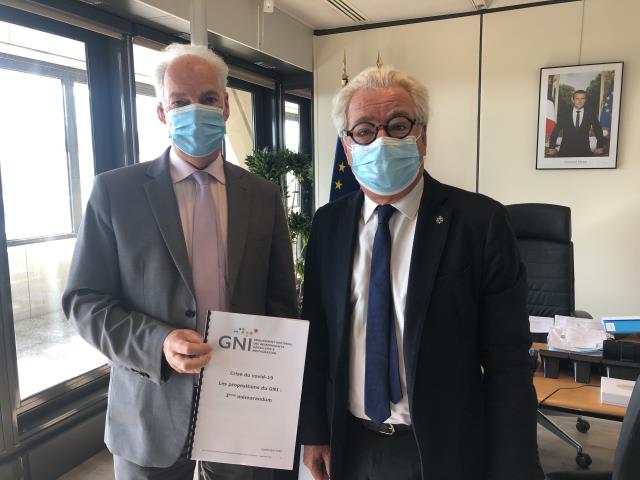 Alain Griset, ministre en charge des TPE et PME, et Didier Chenet. Ce dernier lui a remis un exemplaire du 3ème mémorandum du GNI.