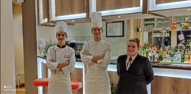 de gauche à droite : Kilian Franceschi (élève en Terminale Cuisine), Cédric Gervy (professeur de cuisine) et Victoria Micaud (élève en Terminale Commercialisation et Services en Restauration)