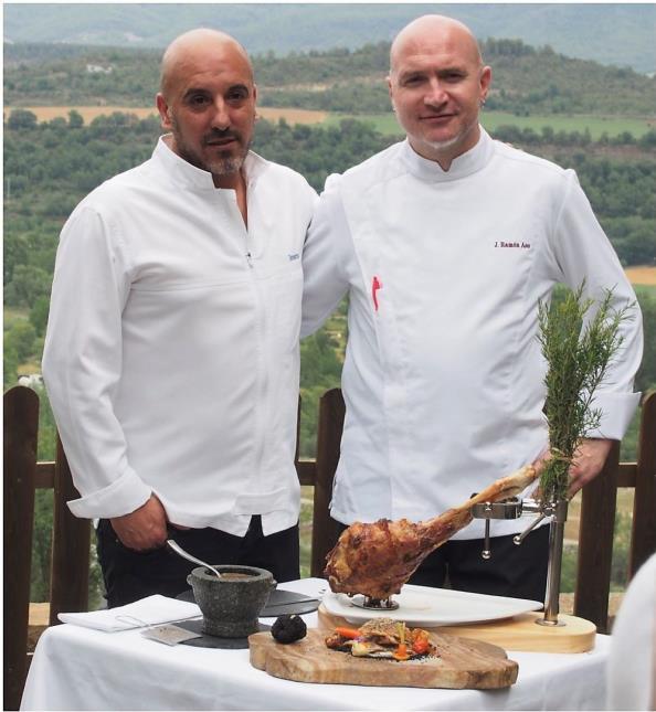 Josetxo Souto et Ramon Aso devant leur restaurant nouvellement étoilé de Ainsa (Espagne)