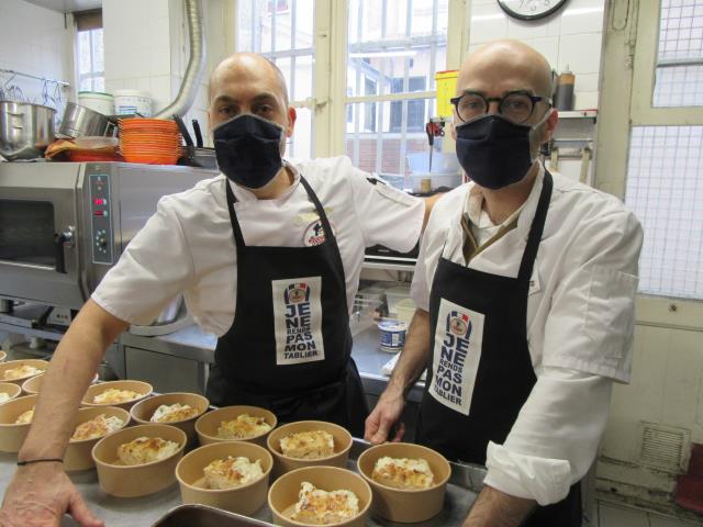Le vice-président (Yann Lalle, chef du Poêlon d'Or, à gauche) et le président (Benoît Josserand, chef du Café du Jura) de l'association les Bouchons lyonnais.