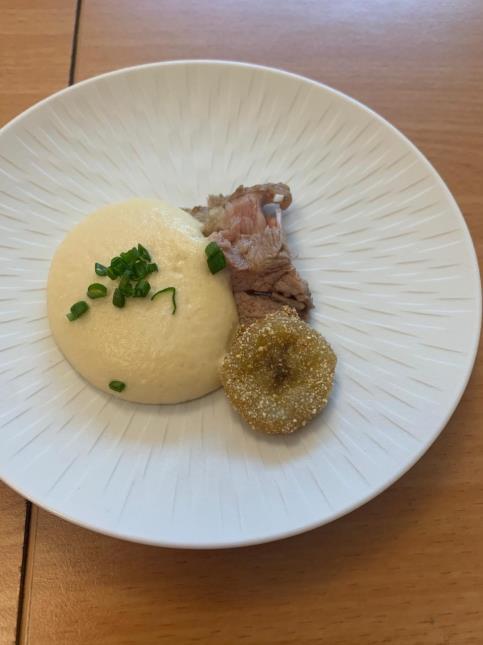 burger effiloché d'épaule de 7 heures au jus d'agneau mayonnaise de roquette lamelles d'Ossau Iraty et carottes des sables en pickles.