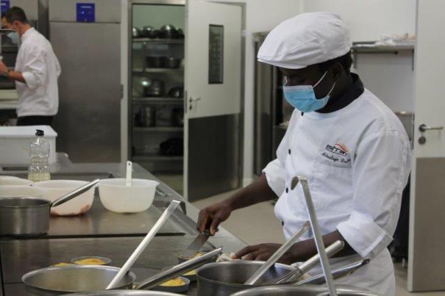 Apprenti aux fourneaux dans le respect des règles sanitaires