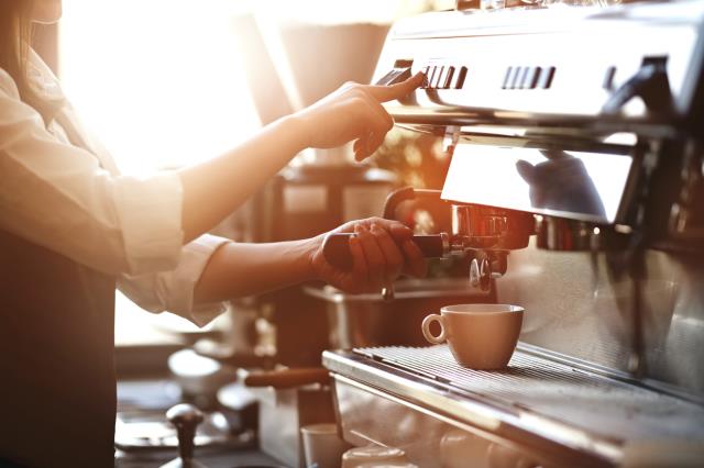 Les bars en particulier font de plus en plus appel à des des aute-entrepreneurs pour des extras ou des contrats courts grâce à des applications dédiées, comme Brigad ou OneStaff.