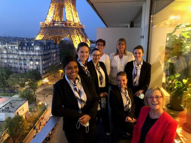 Linda Legros et Corinne Veyssière (présidente de l'AGGH) en arrière-plan et Régine Davroux (responsable de la formation) avec les étudiantes de la licence professionnelle direction des services d'hébergement en hôtellerie internationale.