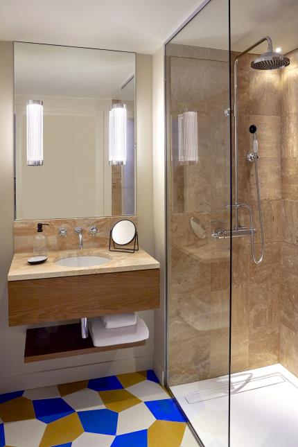 Salle de bains en marbre  de l'Hôtel du Sentier.