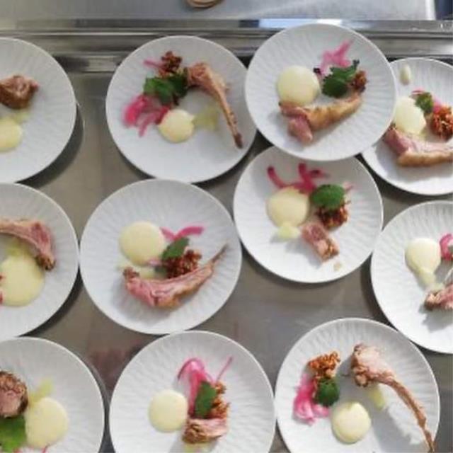 carré d'agneau rôti émulsion maïs pop-corn au jus d'agneau et pickles d'oignons rouges