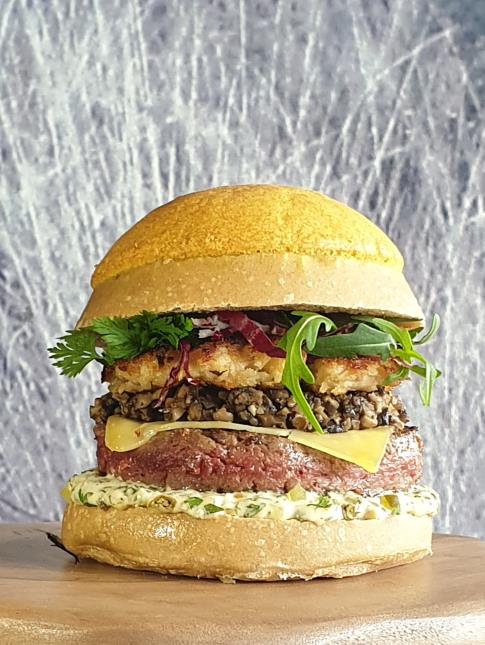 Samuel Besnard, région Sud-Ouest, a remporté la coupe de France du Burger by Socopa 2020 avec son burger nommé Le Boeuf qui Ris.