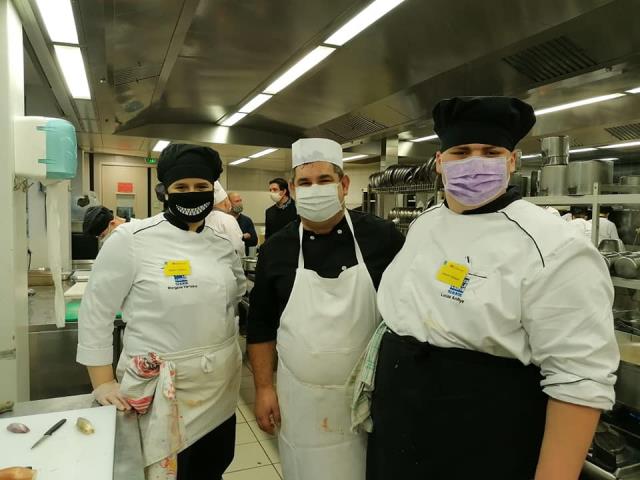 Dimitri Folliard (Cuisinier restaurant d'entreprise et table d'autorités à la ville du Havre) et 2 élèves de 1ère bac-pro cuisine.
