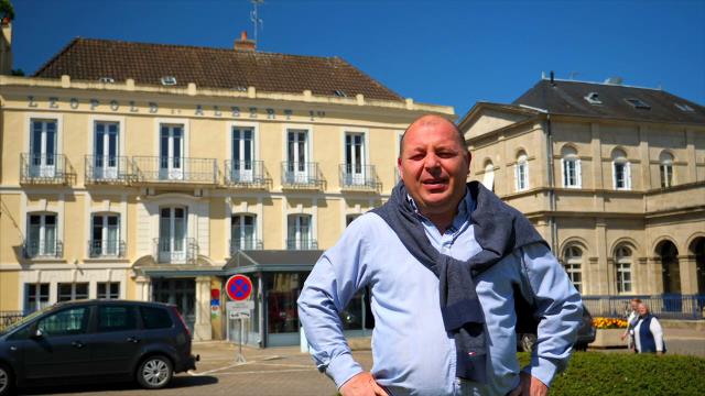 Yann Collet directeur de Squat Solutions devant le Grand Hôtel Léopold et Albert 1er à Néris-les-Bains
