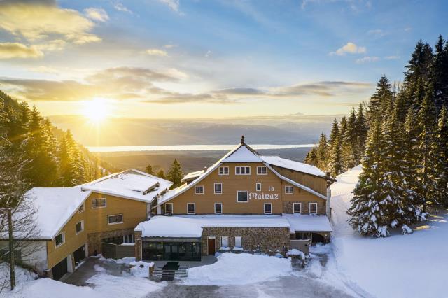 La Mainaz, ancien chalet construit il y a plus de 140 ans, est perchée à 1250 m d'altitude dans le Parc naturel du Haut-Jura.
